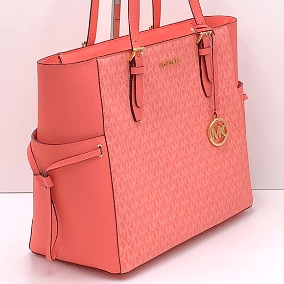 MICHAEL KORS GILLY LARGE DRAWSTRING TRAVEL TOTE GRAPEFRUIT SIGNATURE - Picture 5 of 16